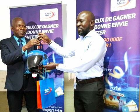 Remise des clés de la moto à Kankoé Agbodo Sossou...