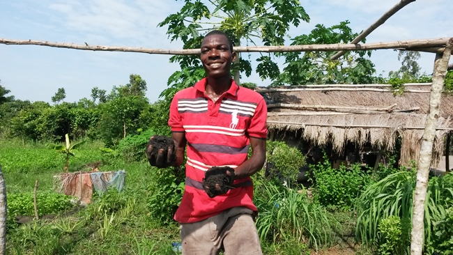 Jérémie Gadah, jeune togolais qui pratique l'agro écologie.