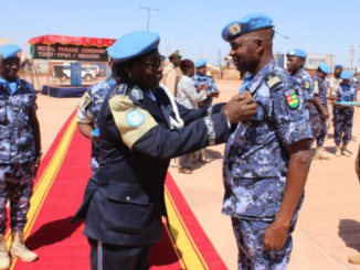 Décoration d'un casque bleu togolais, le 8 juin 2023.