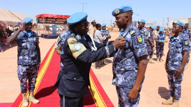 Décoration d'un casque bleu togolais, le 8 juin 2023.