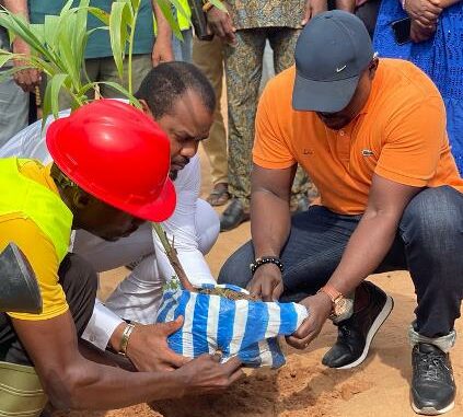 Le maire de la commune Golfe 7 et le président de l'UPF-Togo, mettant en terre un plant...