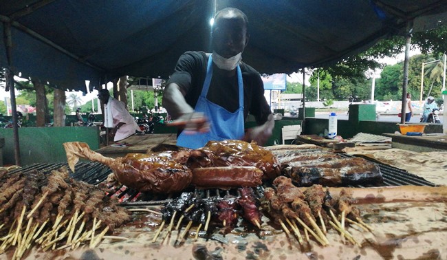 un vendeur de brochettes