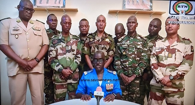 Les membres du Conseil national pour la sauvegarde de la patrie (CNSP) à la télévision nationale à Niamey...