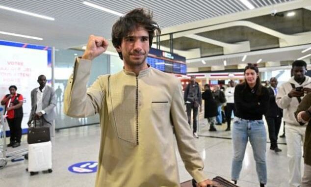 Juan Branco à l'aéroport parisien de Roissy Charles-de-Gaulle