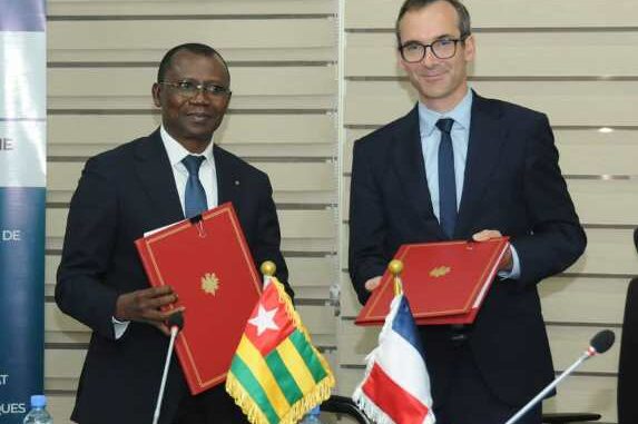 Echange de documents entre le ministre de l'économie et des finances et l'ambassadeur de France au Togo...