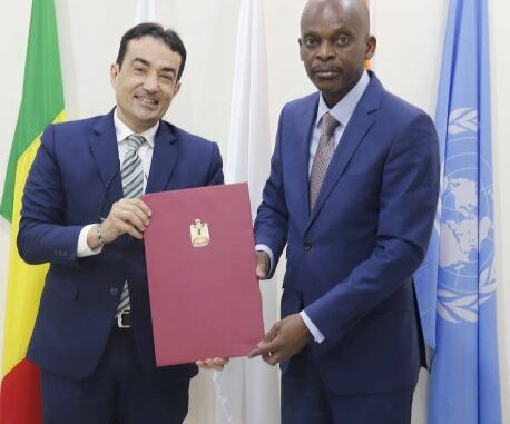 Ahmed Mohamed Eid Moustapha Ahmed, remettant la copie figurée de ses lettres de créance à Robert Dussey...