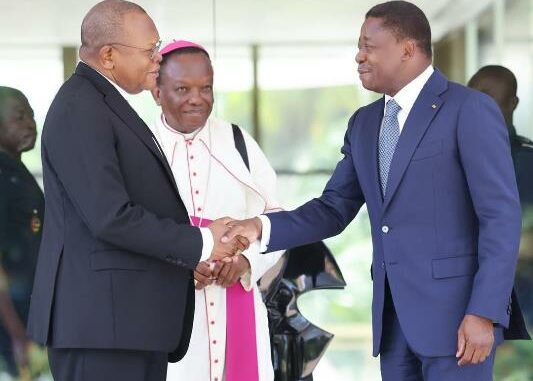 Le président Faure Gnassingbé et le Cardinal Fridolin Ambongo Besungu (à gauche)...