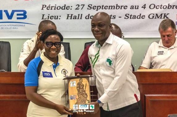 Awouzouba Wiyao, recevant son diplôme...