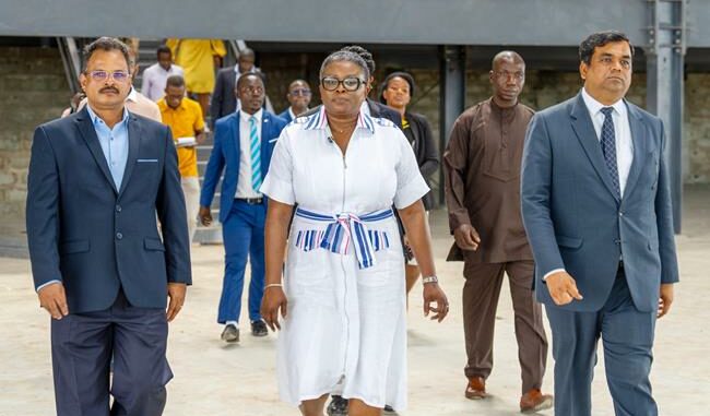 Mme Yawa Kouigan et des journalistes sur le terrain