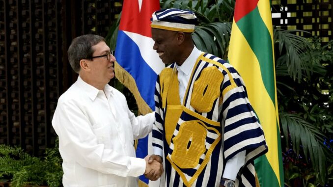 Robert Dussey (à droite), lors de sa visite à Cuba