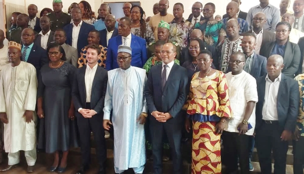 Le ministre au milieu