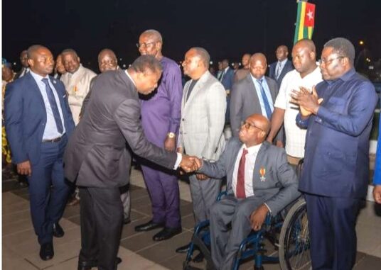 Faure Gnassingbé, félicitant M. Akakpo-Numado Enyonam Azakpo.