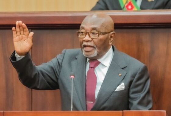 Le nouveau président de la République Jean-Lucien Kwassi Lanyo Savi de Tové, prêtant serment...