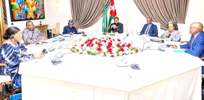 Les cinq anciens présidents autour du médiateur Faure Gnassingbé...