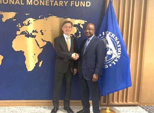Ministre togolais de l'économie et des finances (à droite)