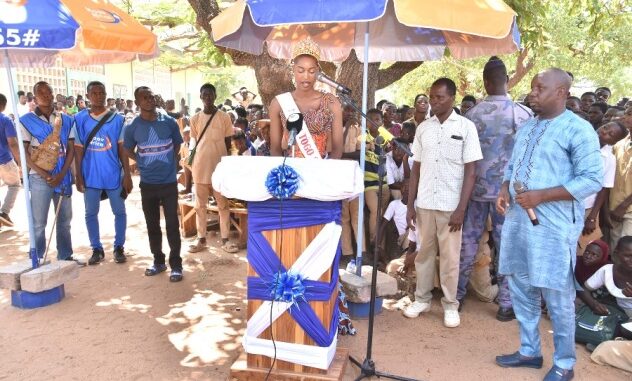 Mlle Nadiratou Afolabi, lors du lancement de son projet social au Lycée de Cinkassé...