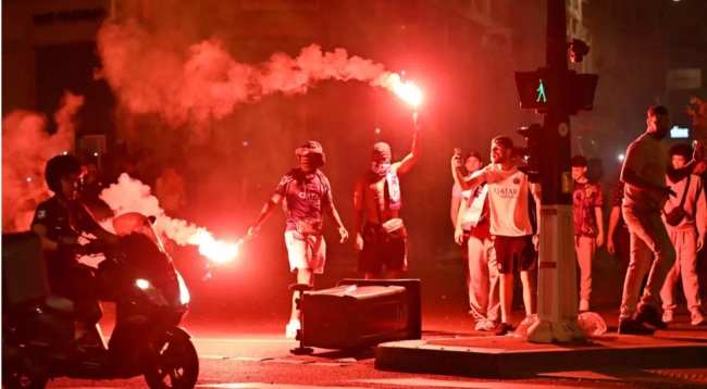 Des supporteurs du PSG dans les rues de Paris dans la nuit du 31 mai au 1er juin 2025