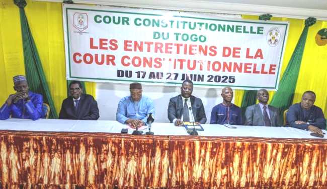 La table d'honneur lors de la rencontre..