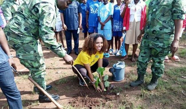Naomi Akapko mettant en terre un plant...