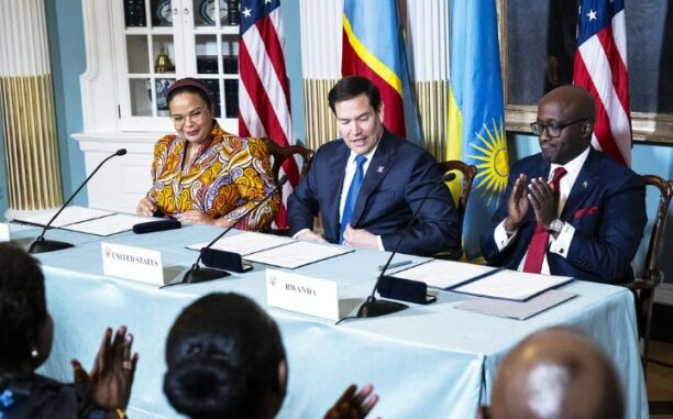 Signature de l'accord...