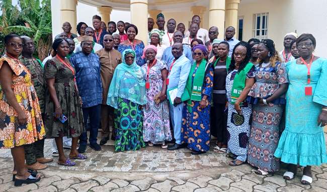 Mme Daboya (foulard bleu) au milieu des participants