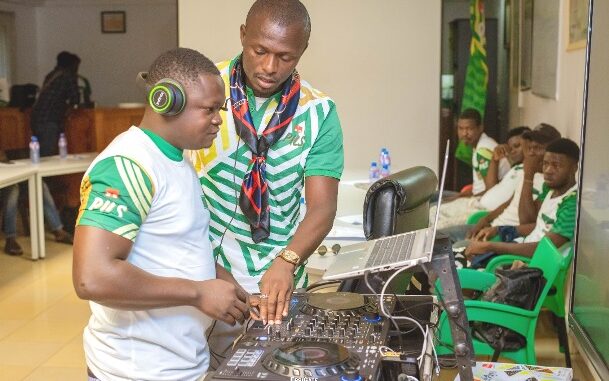 Des DJs de Kara en pleine formation..