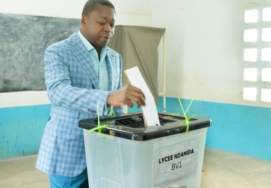 Faure Gnassingbé, glissant son bulletin dans l'urne..