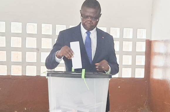 Le ministre Hodabalo Awaté, glissant son bulletin dans l'urne