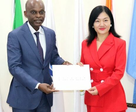 Mme Wang Min remettant la copie figurée de ses lettres de créances à Robert Dussey...