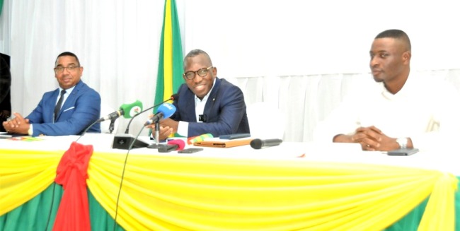 Gilbert Bawara (au milieu), lors de la rencontre..