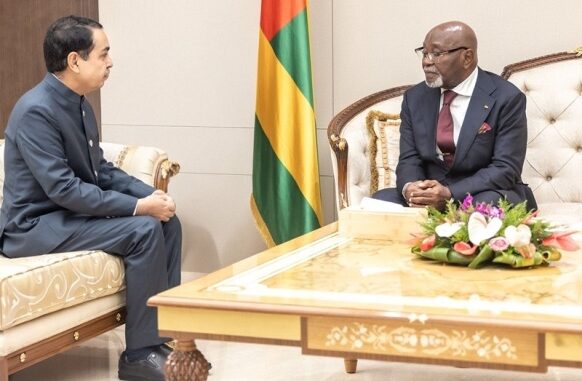 Jean-Lucien Kwassi Lanyo Savi de Tové et l’ambassadeur Shri Sayed Razi Haider Fahmi..