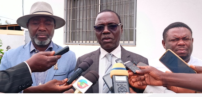 John Takou Abalo (au milieu)..
