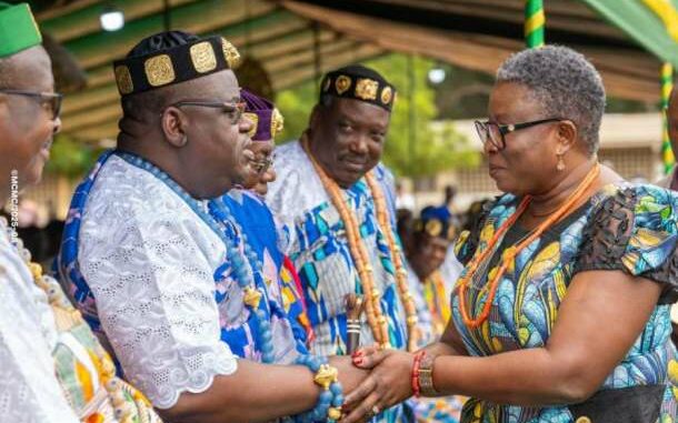 Mme Yawa Kouigan, saluant des chefs traditionnels..