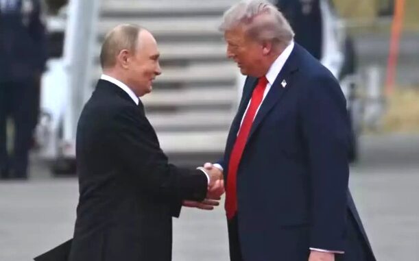 Trump et Poutine se serrent la main