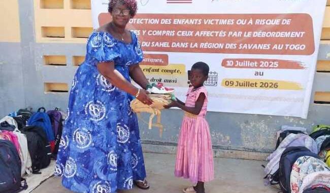 Mme Kadesole Calarada remettant de kit scolaire à une bénéficiaire...