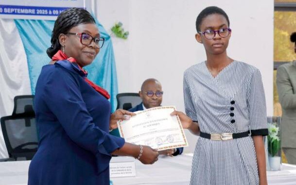 Remise de prix à une élève...