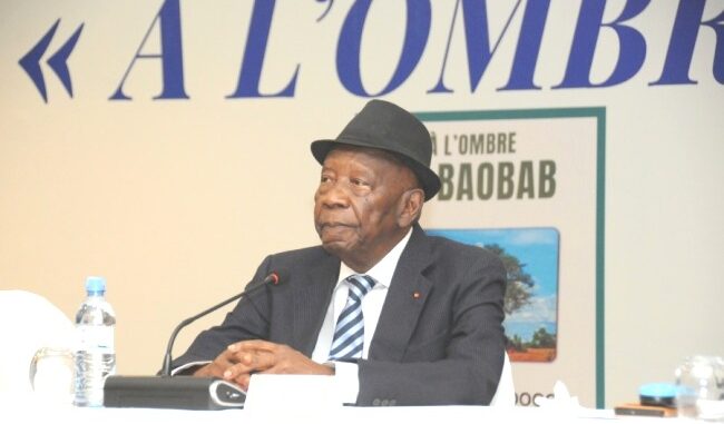 Henri Koudjolou Dogo, lors de la dédicace du livre..